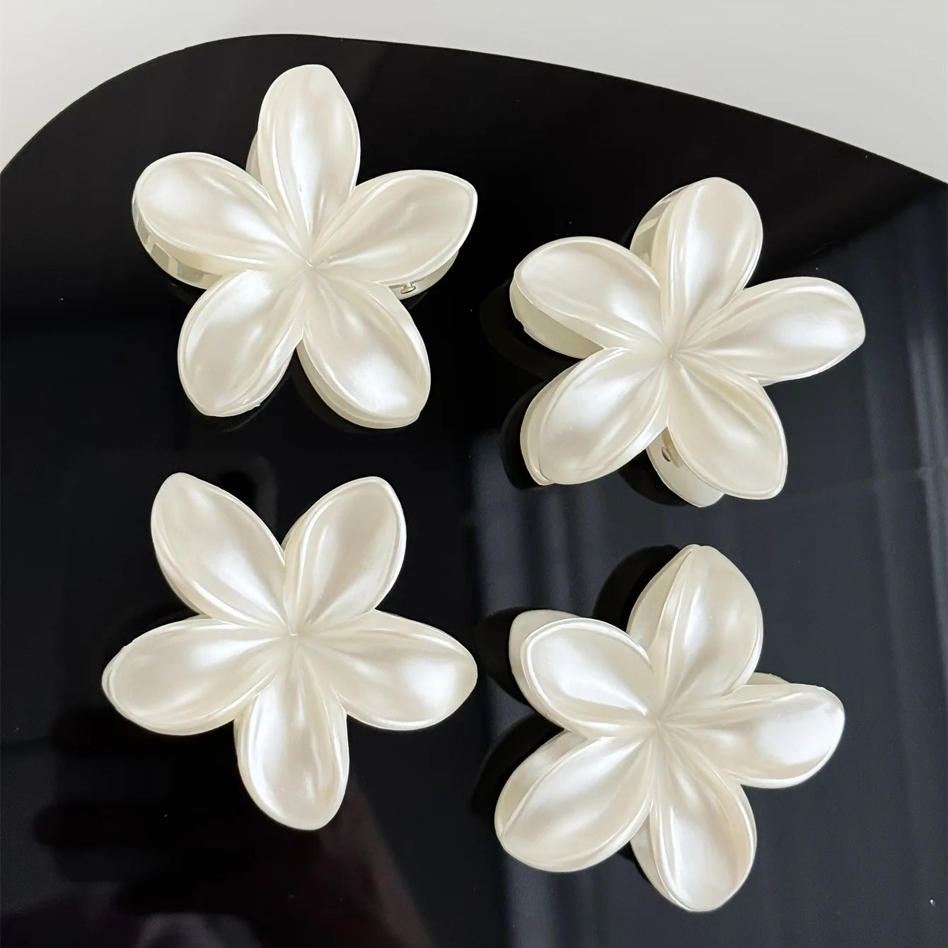 transform your hairstyle into a flower bouquet!
 Add a touch of freshness and elegance to your style with our flower-shaped hair clips. Perfect for an everyday look or a special occasion, these accessories